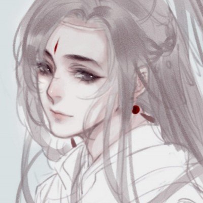 老人在绿化带扎篱笆种菜